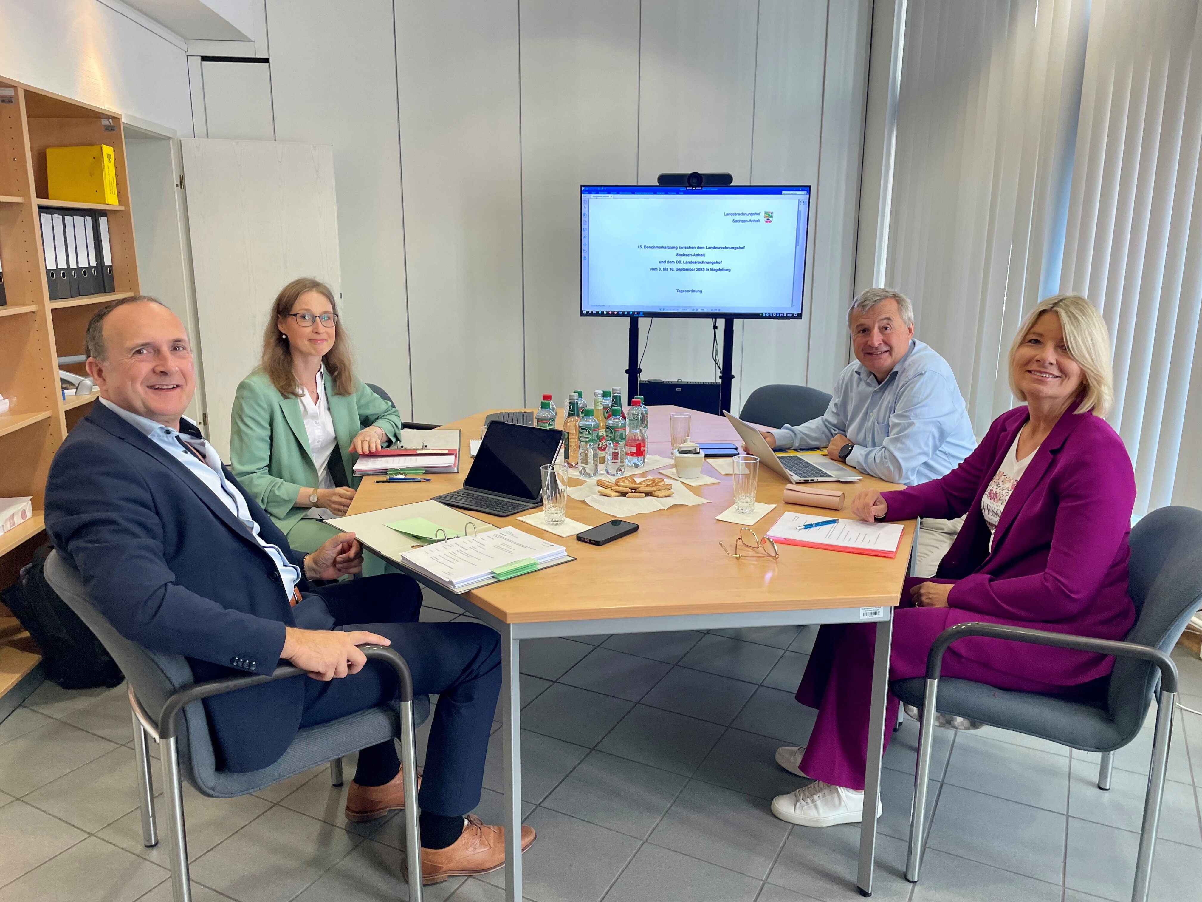 Kay Barthel, Dr. Annett Faust, Mag. Rudolf Hoscher und Mag. Elke Anast beim Gespräch im Landesrechnungshof Sachsen-Anhalt